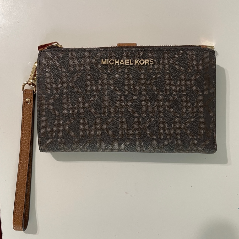 Like New Michael Kors wallet - very roomy